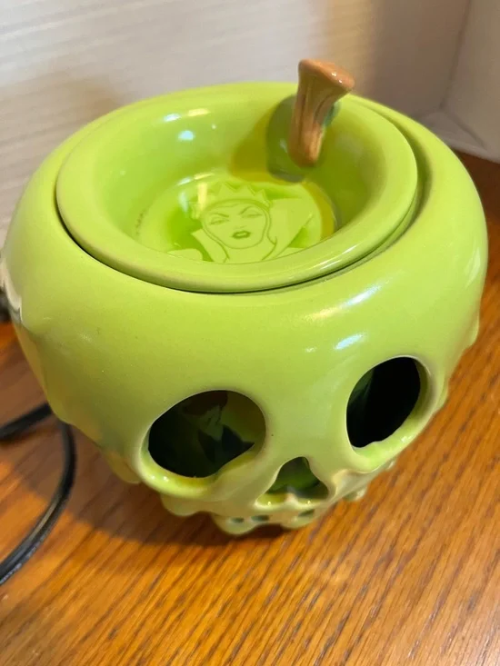 Disney villain Scentsy evil queen Poison Apple Ceramic wax warmer retired - Picture 3 of 11